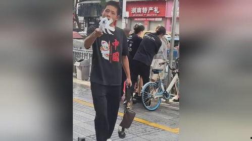 吃瓜男子进球视频,瞬间成为足球场焦点