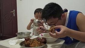 曲靖父子吃小瓜视频播放,温馨视频感动网友