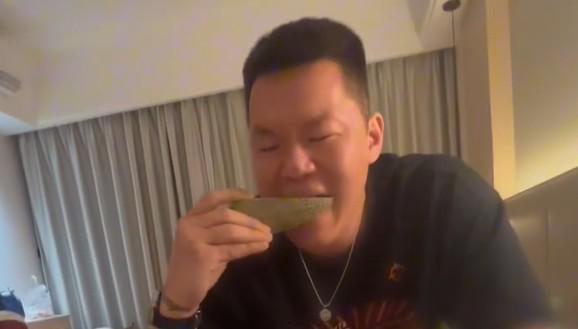 曲靖父子吃小瓜视频播放,温馨视频感动网友