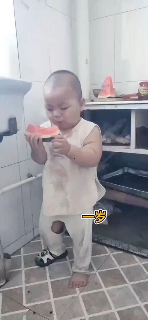 看看俺家的小宝吃瓜视频,萌娃趣味日常大揭秘