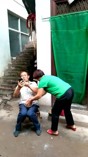 看看俺家的小宝吃瓜视频,萌娃趣味日常大揭秘