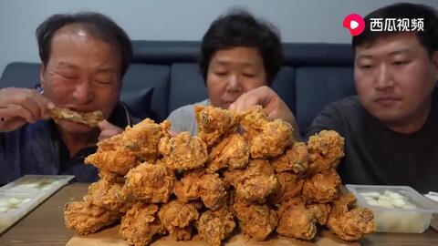 看看俺家的小宝吃瓜视频,萌娃趣味日常大揭秘