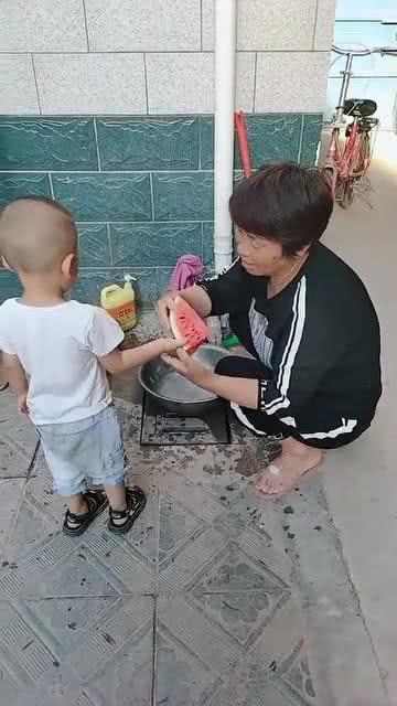 小孩和奶奶吃瓜的视频,小孩与奶奶共享夏日吃瓜时光