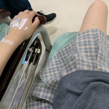 女生输液吃瓜视频,女生悠闲吃瓜，意外走红网络