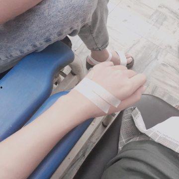 女生输液吃瓜视频,女生悠闲吃瓜，意外走红网络