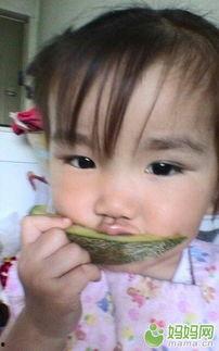 小孩吃哈密瓜视频,甜蜜瞬间萌翻网友