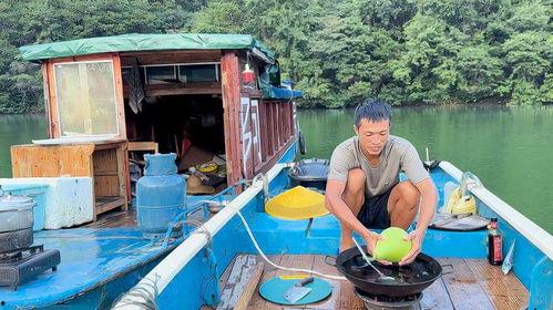 中国渔民吃瓜实拍视频,瓜果飘香，丰收景象