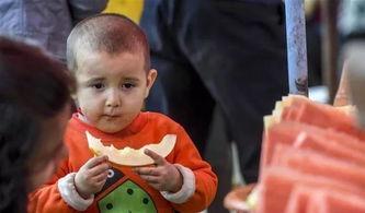 新疆没牙老头吃老汉瓜的视频,没牙老头吃老汉瓜，传承美味与乡愁