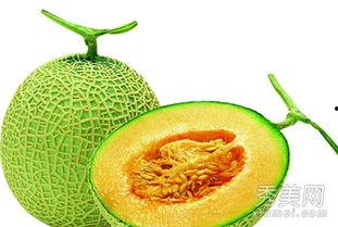 3岁宝宝吃哈密瓜视频,甜蜜瞬间萌翻网友